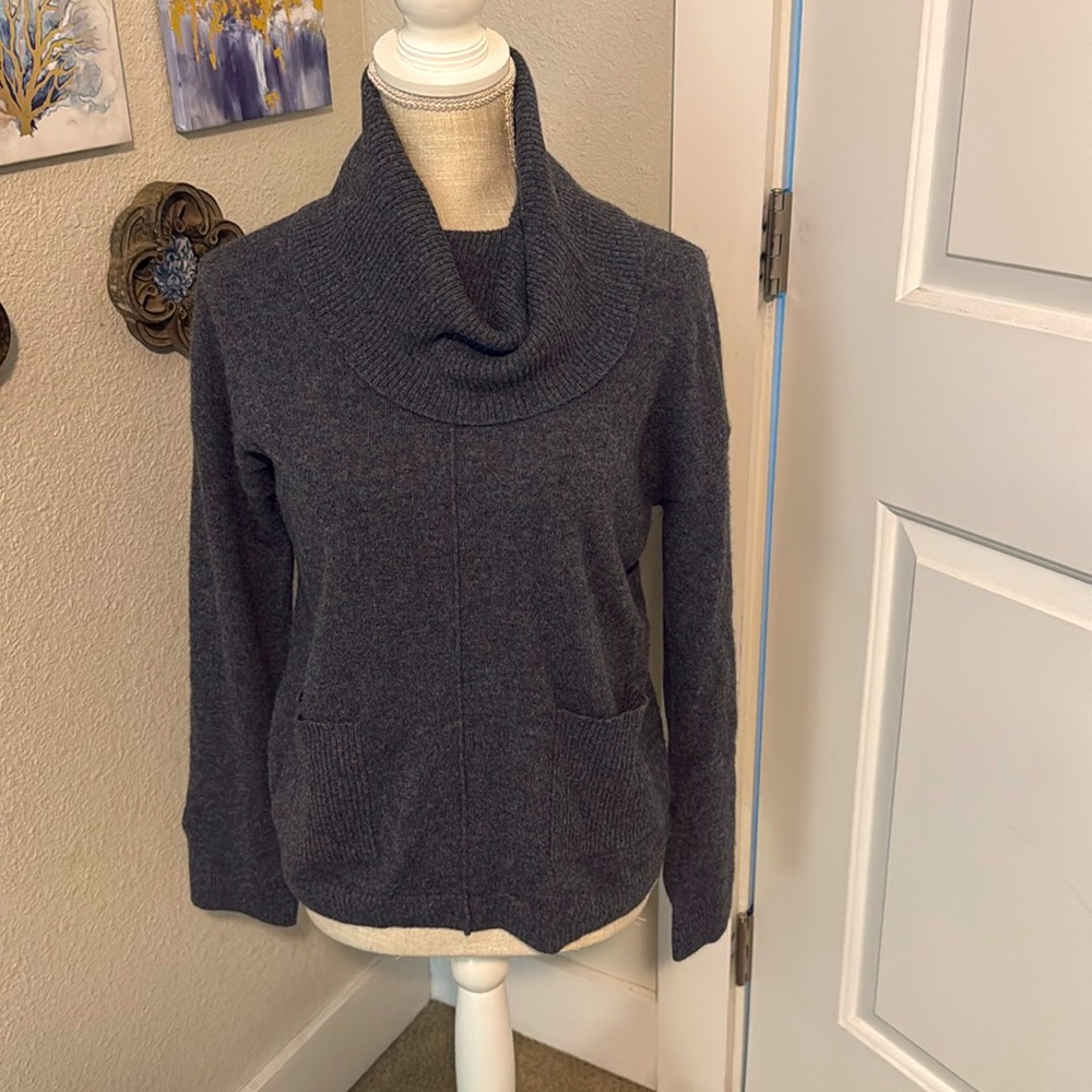 Tahari Women’s Cashmere sweater NWOT